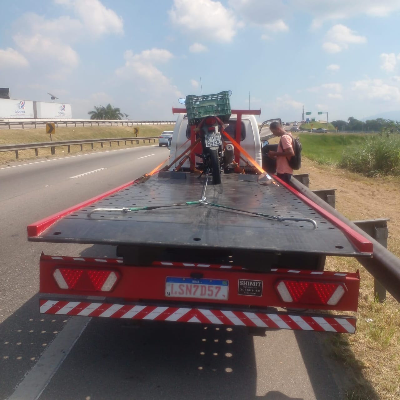 Guincho transportando moto na rodovia